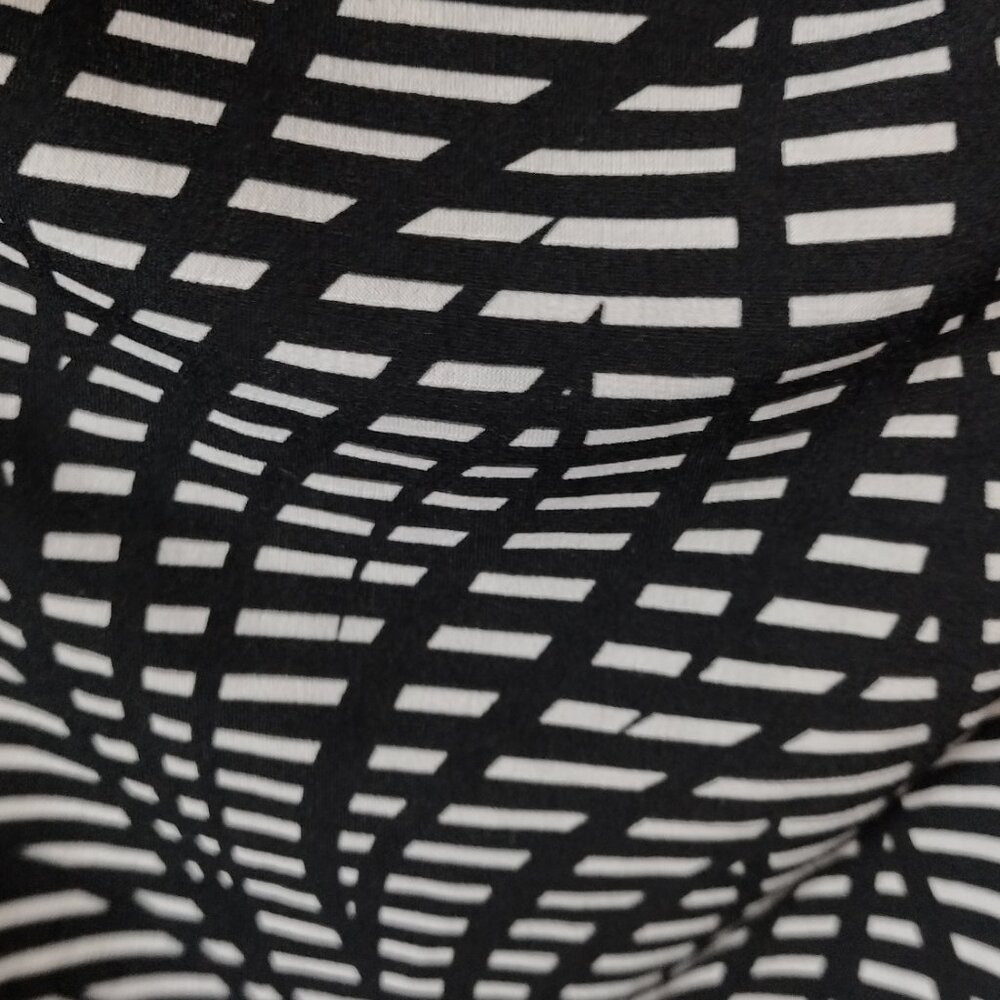Evan Picone Black & White Abstract Drape Neck Top – Size Large - Picture 6 of 8